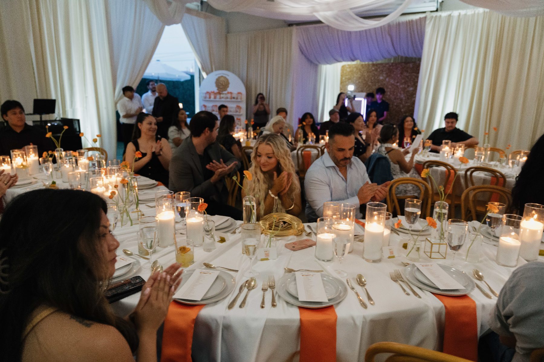 Applause at the table